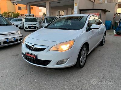 Usata Opel Astra Cosmo 150 CV (110 kW) 2010 Bianco Berlina