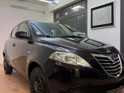 Usado Lancia Ypsilon Gold 85 HP (62 kW) 2014 Roxo Citadino