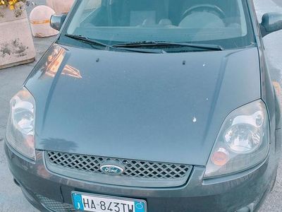 Usata Ford Fiesta Ghia 68 CV (50 kW) 2007 Grigio Utilitaria