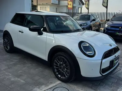 Usata Mini Cooper Favoured 114 kW (156 CV) 2025 Bianco Utilitaria