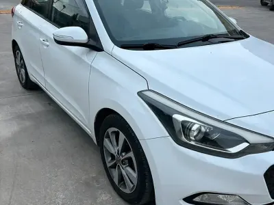 Usata Hyundai i20 75 CV (55 kW) 2017 Bianco Utilitaria