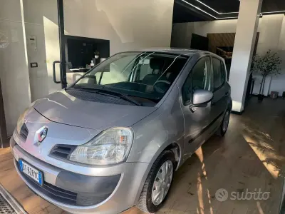Usata Renault Modus Dynamique 75 CV (55 kW) 2008 Grigio Monovolume