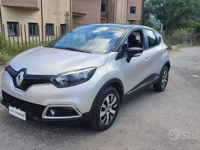 Usata Renault Captur Zen 90 CV (66 kW) 2017 Grigio SUV