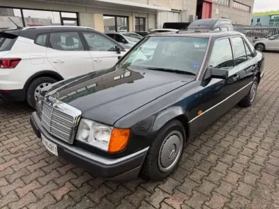 Usata Mercedes 200 122 CV (89 kW) 1991 Nero Berlina