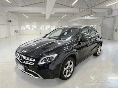 Usado Mercedes GLA180 122 CV (89 kW) 2019 Negro SUV