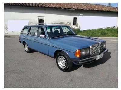 Usata Mercedes 240 72 CV (52 kW) 1983 Blu/azzurro Station wagon