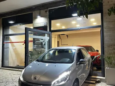 Gebraucht Peugeot 208 Allure 75 PS (55 kW) 2018 Silber Kleinwagen