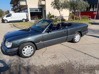 Usata Mercedes E300 220 CV (161 kW) 1992 Nero Cabrio