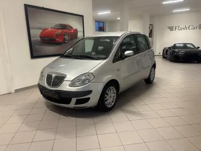 Usado Lancia Musa 90 CV (66 kW) 2007 Plateado Monovolumen