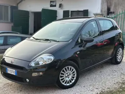 Second-hand Fiat Punto Lounge 69 CP (50 kW) 2018 Negru Hatchback
