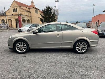 Usata Opel Astra GTC 105 CV (77 kW) 2007 Grigio Cabrio