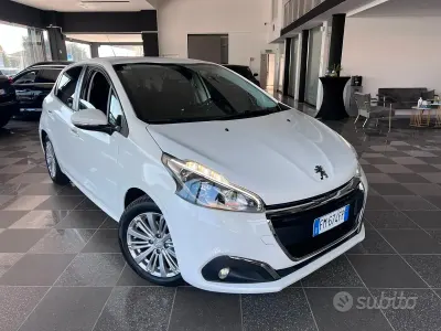 Usata Peugeot 208 Access 82 CV (60 kW) 2017 Bianco Utilitaria