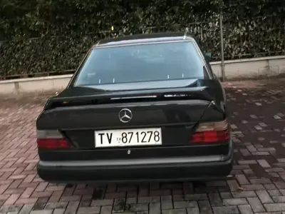 Begagnad Mercedes E200 122 HK (89 kW) 1992 Svart Sedan