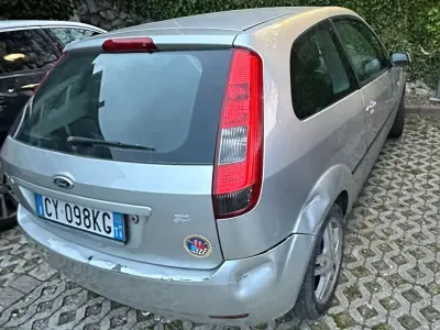Usado Ford Fiesta Zetec 75 HP (55 kW) 2005 Citadino