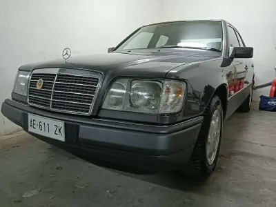 Usata Mercedes E200 136 CV (100 kW) 1995 Grigio Berlina