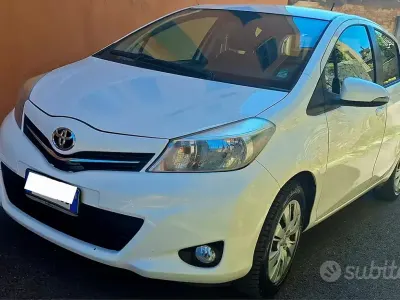 Usado Toyota Yaris 69 CV (50 kW) 2013 Blanco Utilitario