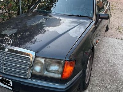 Usata Mercedes E200 122 CV (89 kW) 1993 Nero Berlina