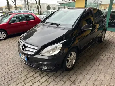 Usata Mercedes B180 Premium 109 CV (80 kW) 2011 Nero Utilitaria