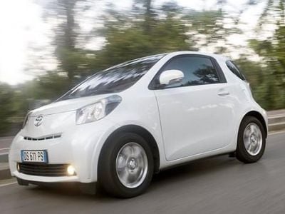 Usata Toyota iQ Trend 68 CV (50 kW) 2013 Grigio Utilitaria