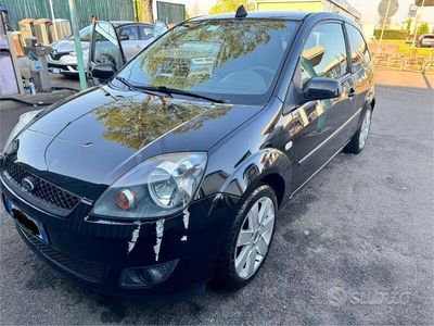 Usata Ford Fiesta Ghia 75 CV (55 kW) 2006 Nero Utilitaria