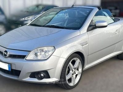 Usata Opel Tigra Sport 90 CV (66 kW) 2007 Argento metallizzato Cabrio