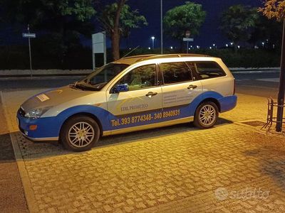 Usata Ford Focus Ghia 75 CV (55 kW) 2001 Grigio Berlina