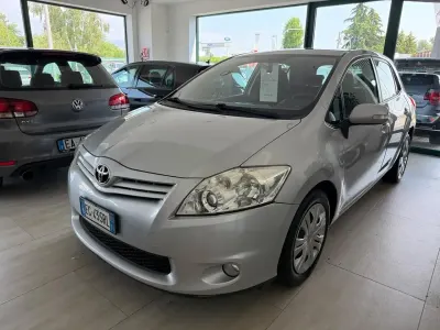 Usata Toyota Auris Sol 99 CV (72 kW) 2011 Argento Utilitaria