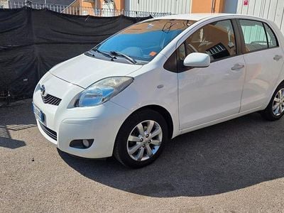 Usata Toyota Yaris Sol 69 CV (50 kW) 2011 Bianco Utilitaria