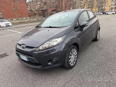 Usata Ford Fiesta Titanium 82 CV (60 kW) 2010 Grigio Utilitaria