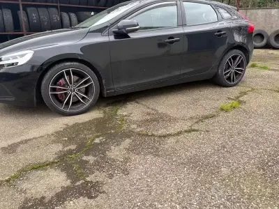 Usata Volvo V40 120 CV (88 kW) 2019 Nero Berlina