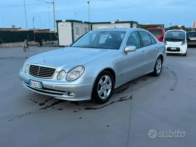 Usata Mercedes E220 150 CV (110 kW) 2006 Grigio Berlina