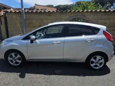 Usata Ford Fiesta Titanium 95 CV (69 kW) 2010 Grigio Berlina