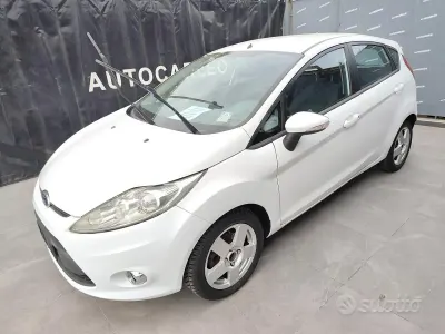 Usata Ford Fiesta Titanium 68 CV (50 kW) 2011 Bianco Berlina