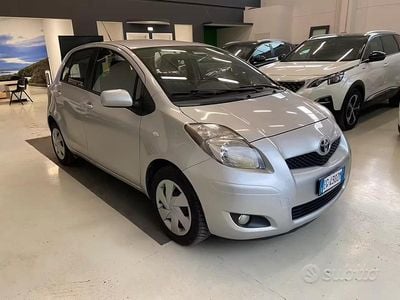 Usata Toyota Yaris Sol 69 CV (50 kW) 2011 Grigio Utilitaria