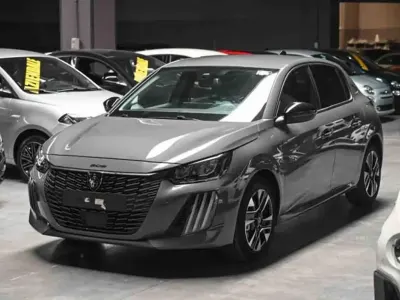 Usata Peugeot 208 Allure 101 CV (74 kW) 2025 Grigio Utilitaria