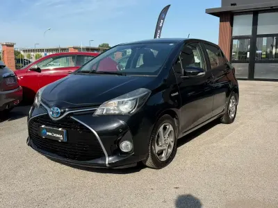 Usata Toyota Yaris Hybrid Active 101 CV (74 kW) 2016 Nero Berlina