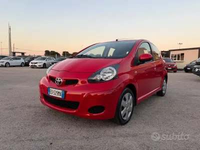 Usata Toyota Aygo Sol 68 CV (50 kW) 2010 Rosso Utilitaria