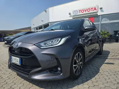 Usata Toyota Yaris Hybrid Trend 92 CV (67 kW) 2020 Dark grey met Berlina