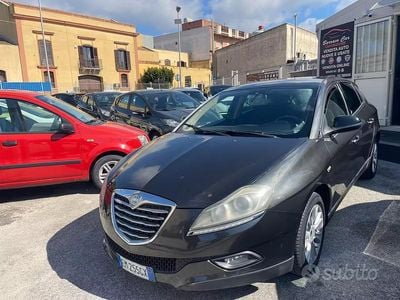 Usado Lancia Delta Silver 120 CV (88 kW) 2011 Gris Utilitario