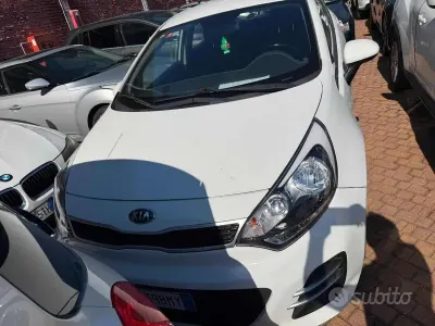 Usata Kia Rio 75 CV (55 kW) 2015 Bianco Berlina