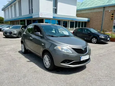 Usata Lancia Ypsilon 86 CV (63 kW) 2016 Grigio Utilitaria