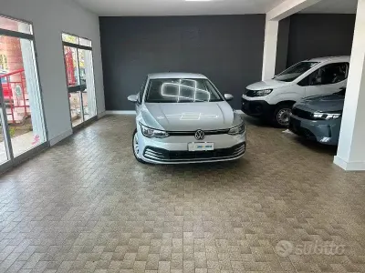 Usata VW Golf VIII Life 150 CV (110 kW) 2020 Grigio Berlina