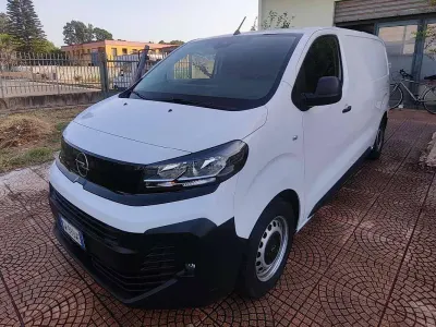Usata Opel Vivaro-e Combi 144 CV (105 kW) 2025 Bianco Monovolume
