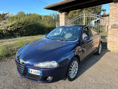 Usata Alfa Romeo 147 120 CV (88 kW) 2005 Blu Utilitaria