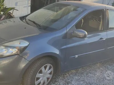 Usado Renault Clio II 75 CV (55 kW) 2010 Gris Berlina