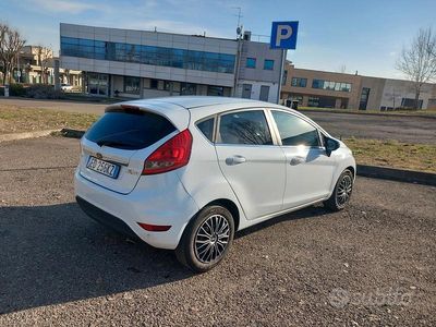 Usata Ford Fiesta 95 CV (69 kW) 2010 Bianco Berlina