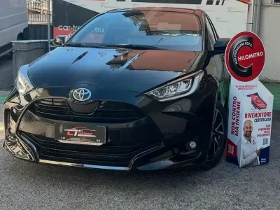 Usata Toyota Yaris Hybrid Lounge 92 CV (67 kW) 2022 Nero Berlina