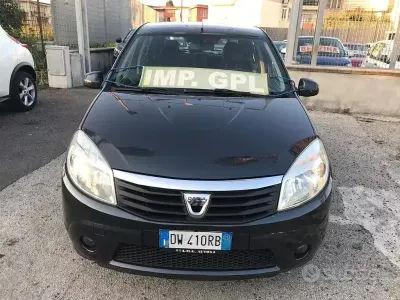 Usata Dacia Sandero Lauréate 75 CV (55 kW) 2009 Grigio Berlina