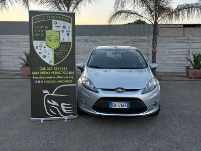 Usata Ford Fiesta 82 CV (60 kW) 2012 Grigio Berlina