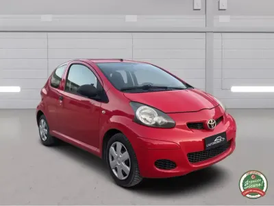 Usata Toyota Aygo Connect Style 67 CV (49 kW) 2011 Rosso Utilitaria